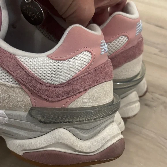 New Balance 9060 size 8.5 women’s sneakers TEMPORARILY UNAVAILABLE-read details - Picture 12 of 13